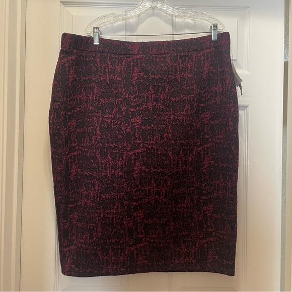 NWT Liz Claiborne Woman's Black & Burgundy Textured Tweed Skirt Plus Size 1X - Picture 1 of 6